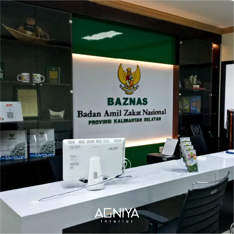 Meja resepsionis dan display custom